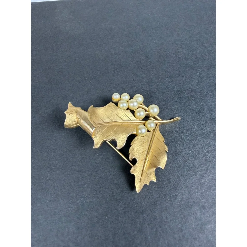 Vintage Crown Trifari Gold Tone Holly Leaf Faux Pearl Berry Brooch Pin